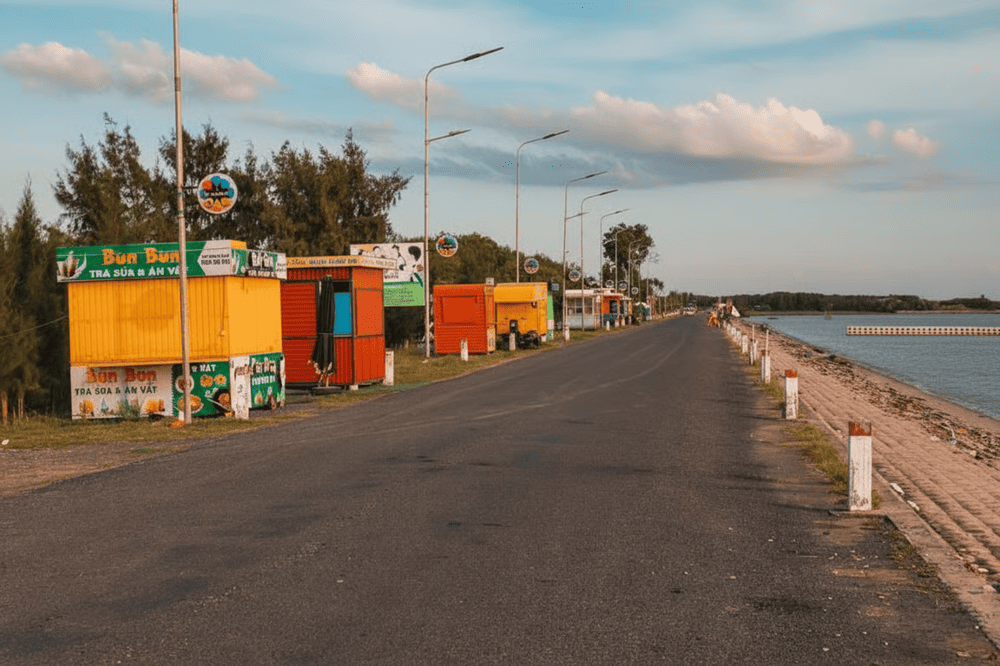 Các hàng quán ăn vặt ven biển